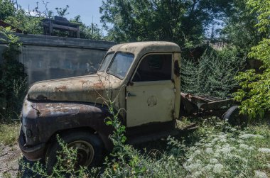 Paslı araba görünümü yukarıdan ve yan