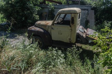 Paslı araba görünümü yukarıdan ve arkasında