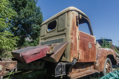 Paslı araba arkadan görünümü