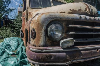 Paslı araba yan görünüm terk