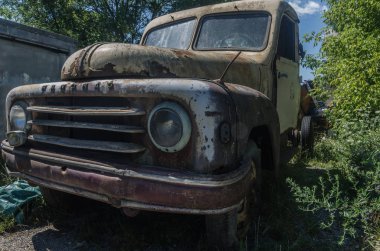 Paslı araba görünümünden yan ve ön