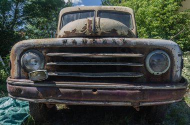 Araba mezarlığı üzerinde paslı araba önden görünüm