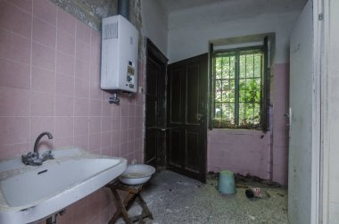 Eski terk edilmiş villa banyoda