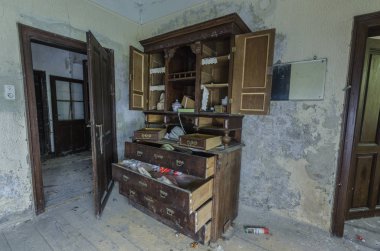 kutusu ve bir eski evinde birçok çekmeceler