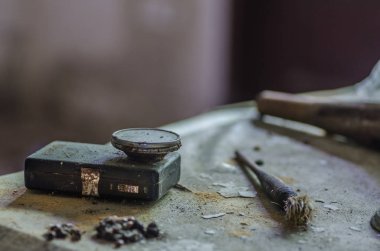 bir tablo üzerinde eski el feneri
