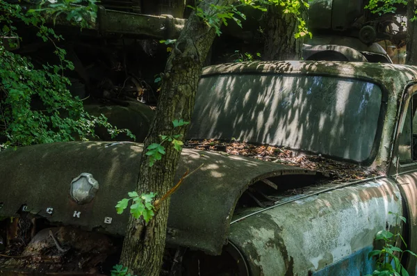 古い古典的な車のフロント ビュー — ストック写真