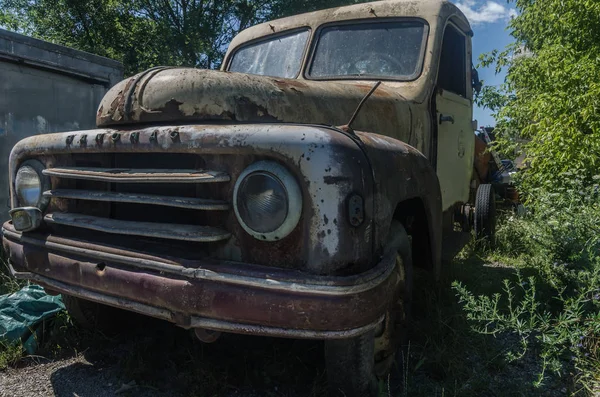 Paslı araba görünümünden yan ve ön