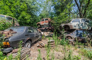 Ağıl ve birçok paslı eski arabalar