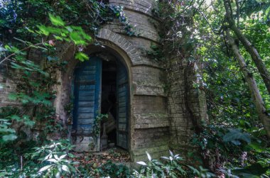 Eski kule tuğla bir fabrikadan yaptı.