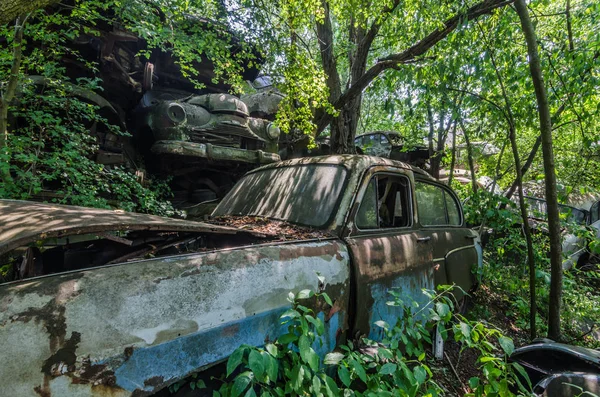 Ржавые Брошенные Машины Автомобильном Кладбище — стоковое фото