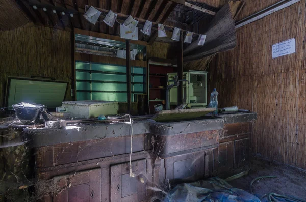废弃的带零件和灰尘和稻草的酒吧 — 图库照片
