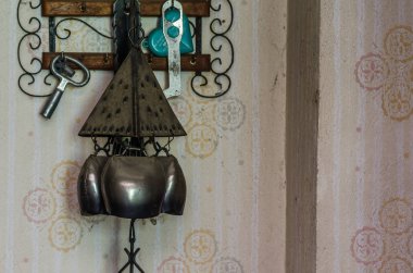 Terk edilmiş bir evde Bell ve anahtar yönetim kurulu