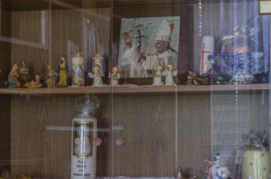 Mumlar ve Papa'nın terk edilmiş bir evde fotoğrafı