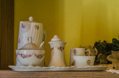 Eski terk edilmiş bir evde çay servisi