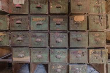 Depolama kutuları ahşap bir evde