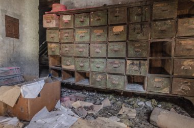 eski ahşap raf muhafazası için