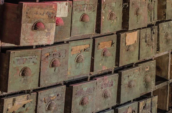 ahşap bir evde birçok kutular