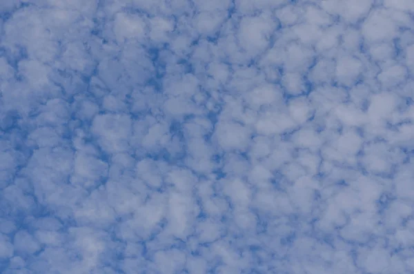 Γαλάζιο Του Ουρανού Μικρά Σύννεφα Καλοκαίρι — Φωτογραφία Αρχείου