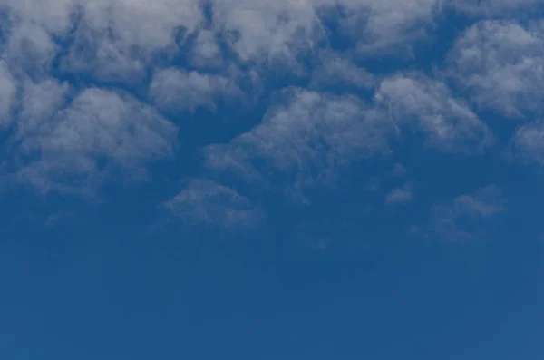 Λεπτή Σύννεφα Στον Ουρανό Καλοκαίρι — Φωτογραφία Αρχείου