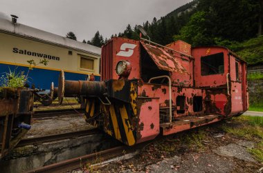 kırmızı lokomotif eski bir tren istasyonu