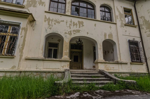 Terk Edilmiş Eski Büyük Villa — Stok fotoğraf