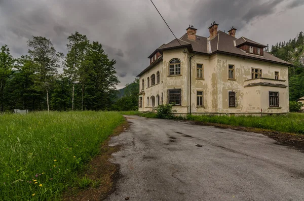 Entrada Antiga Villa Nas Montanhas — Fotografia de Stock