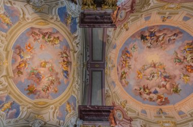 Kitaplığa admont tavanda çeşitli resim sergisi