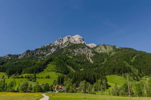 Malá Vesnice Horou Dovolené — Stock fotografie