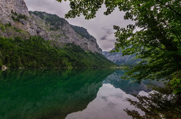 Reflexão Com Montanhas Junto Lago Enquanto Caminhadas — Fotografia de Stock