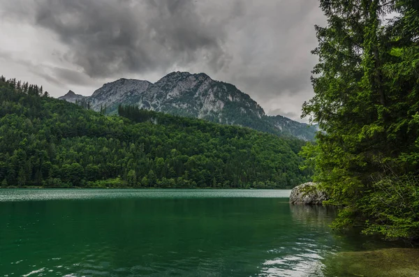 See Mit Bäumen Und Bergen Sommerurlaub — Stockfoto