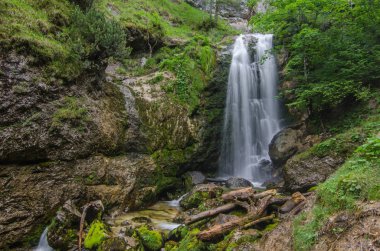 dağlarda yürüyüş sırasında küçük peçe şelale