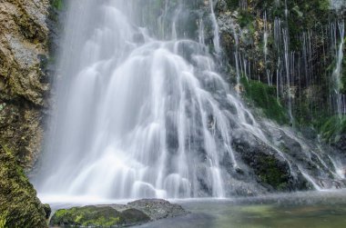 dağlarda güçlü güzel şelale