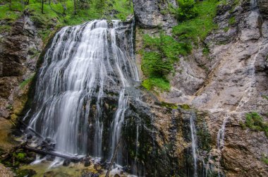 dağlarda yürüyüş sırasında geniş peçe şelale