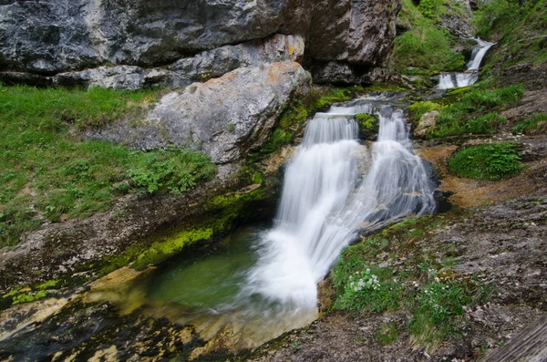 Schöner Kleiner Wasserfall Beim Wandern — Stockfoto