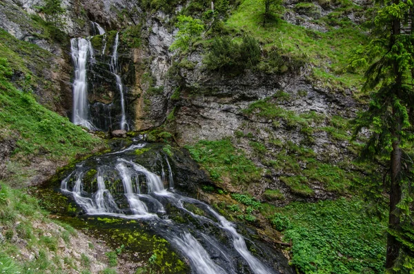 Escaliers Élevés Dans Une Cascade Dans Les Montagnes — Photo