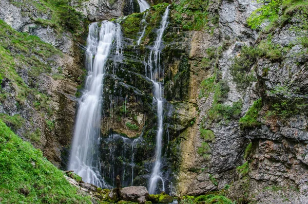 Cachoeira Estreita Entre Rochas Nas Montanhas — Fotografia de Stock