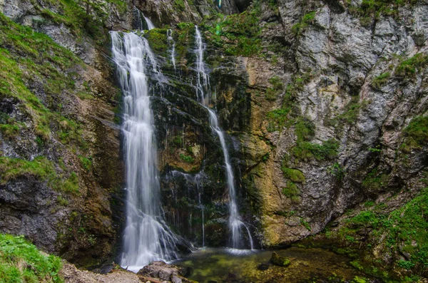 Kleiner Schöner Wasserfall Mit Felsen Den Bergen — Stockfoto