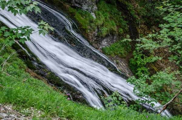 Dağlarda Yürüyüş Yaparken Düz Şelale — Stok fotoğraf