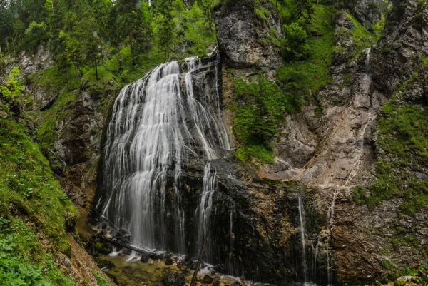 Large Voile Cascade Dans Les Montagnes — Photo