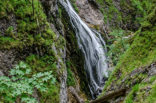 Wasserfall Felsen Mit Moos Den Bergen Beim Wandern — Stockfoto