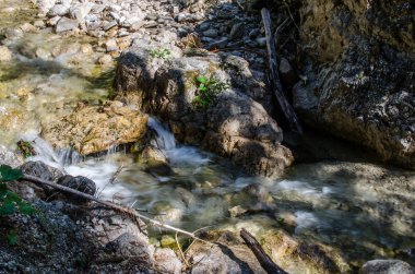 Güneş ve gölge bir şelale, su