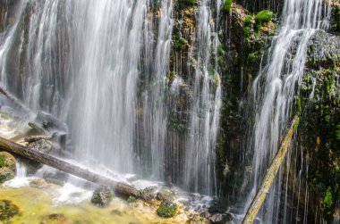 Yürüyüş sırasında şelale alt alanı