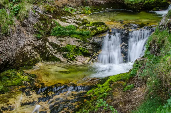 Wasserfall Mit Becken Der Natur — Stockfoto