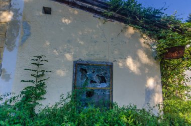 kırık cam kapı bir fabrika