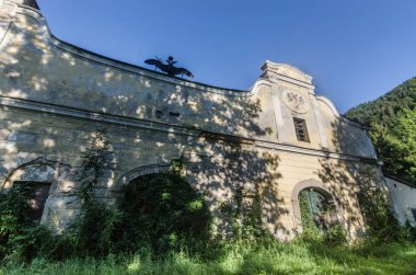 Fabrika cephesinde bir kartal ile Binası