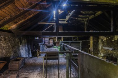 Eski bir fabrika tavan ışık