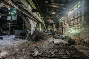 Terk edilmiş bir döküm büyük salonda