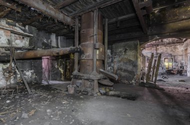 Terk edilmiş bir döküm inşaat ile fırın