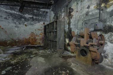 Bir fabrikada eski taşlama tezgahı