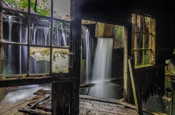 Wasserfall Einem Alten Fabrikraum — Stockfoto